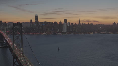 Varios-Vehículos-Pasan-Por-Un-Largo-Puente-Hacia-Y-Desde-Una-Gran-Ciudad.