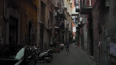 Callejón-Entre-Edificios-Antiguos-En-El-Centro-De-Nápoles,-Italia,-Cámara-Lenta