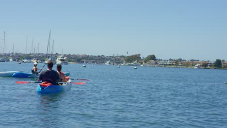 Kayakistas-En-Cámara-Lenta-Y-Surfistas-De-Remo-En-Un-Día-Soleado-En-El-Puerto