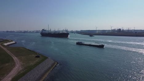 Petrolero-Sale-Del-Puerto-De-Rotterdam