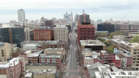 Philadelphia-Luftaufnahmen-Einer-Verlassenen-Marktstraße-In-Der-Nähe-Von-Penn&#39;s-Landing-Während-Des-Covid-19-Coronavirus-Ausbruchs-Während-Der-Quarantäne-Der-Stadtschließung