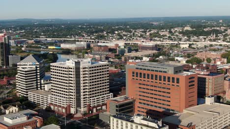 Luftaufnahme-Der-Skyline-Von-Wilmington,-Delaware,-Christina-River,-Chase-Bank-Gebäude-Während-Der-Goldenen-Stunde-Im-Sommer,-Heimat-Von-Vizepräsident-Joe-Biden