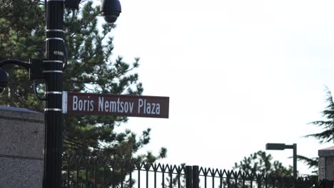 In-Der-Nähe-Des-Haupteingangstors-Der-Botschaft-Der-Russischen-Föderation-In-Washington-Ist-Ein-Straßenschild-Mit-Der-Aufschrift-„Boris-Nemtsov-Plaza“-Zu-Sehen