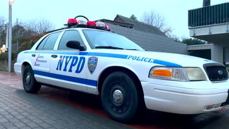 ángulo-Bajo-Estático-Que-Muestra-Logotipos-En-El-Coche-De-Policía-De-La-Policía-De-Nueva-York-Durante-El-Día