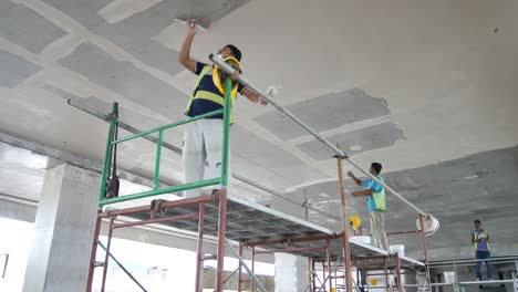 Bauarbeiter-Führen-Auf-Der-Baustelle-Deckenuntersichtsspachtelarbeiten-Durch