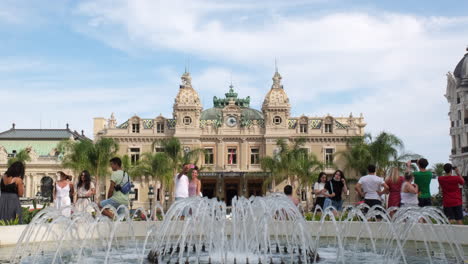 Menschenmenge-Und-Touristen-Machen-Ein-Selfie-Auf-Dem-Grand-Casino-Square-In-Monaco,-Monte-Carlo,-Frankreich