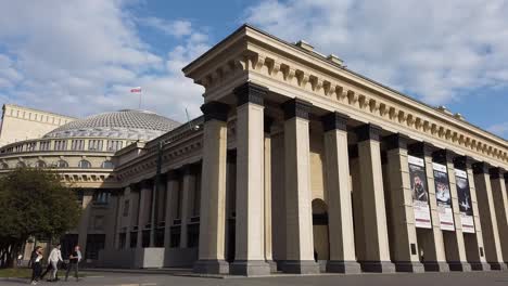 Toma-Panorámica-Lateral-Del-Teatro-Académico-De-ópera-Y-Ballet-Del-Estado-De-Novosibirsk