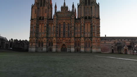 Drone-reveal-of-the-historic-Wells-Cathedral-in-Somerset,-England