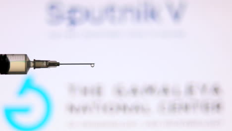 Nahaufnahme-Einer-Spritze-Voller-Impfstoff-Gegen-Das-Logo-Von-Sputnik-Und-Gamaleya