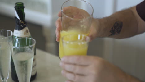 Camarero-Añadiendo-Jugo-De-Naranja-Al-Cóctel-De-Champán-En-La-Fiesta-De-Bodas