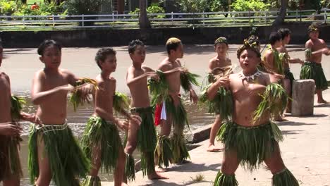 Grupo-De-Danza-Tradicional-Nuku-Hiva-Realizando-Danza-Haka