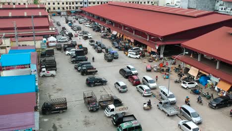 Road-traffic-outside-Medan-traditional-market,-Sumatra