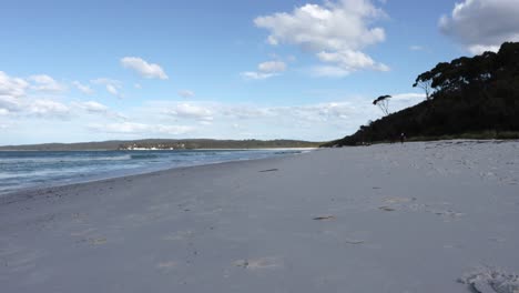 Hyams-Beach-An-Einem-Ruhigen,-Bewölkten-Nachmittag-Mit-Zwei-Sich-Nähernden-Menschen,-Gesperrte-Aufnahme