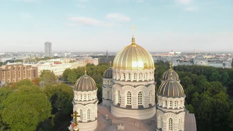 Increíble-Vista-Aérea-De-La-Catedral-De-La-Natividad-De-Cristo-En-El-Parque-Esplanade,-Riga,-Letonia,-Inclinación-Hacia-Arriba,-Día-Soleado