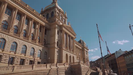 Vista-Lateral-Del-Museo-Nacional-De-Praga-Con-Fuente