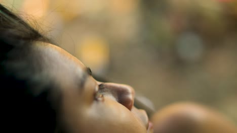 Una-Mujer-Joven-En-Una-Hamaca-En-El-Parque-De-La-Comunidad-De-Tribus-Para-Los-Pueblos-Indígenas