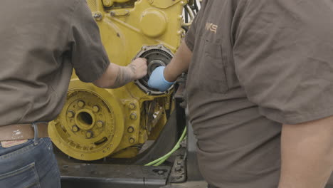 Los-Estudiantes-De-Tecnología-Diesel-Trabajan-En-Un-Motor-De-Tractor-En-Un-Programa-De-Capacitación-Laboral-De-Una-Escuela-De-Comercio.