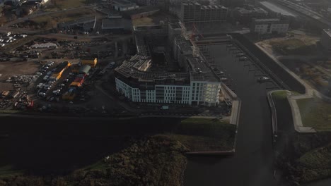 Vista-Aérea-Del-Barrio-De-Noorderhaven-Con-Edificio-Residencial-Y-Puerto-Recreativo-En-Primer-Plano-A-Lo-Largo-Del-Lecho-Del-Río-Ijssel-Con-El-Paisaje-Urbano-Más-Amplio-Al-Fondo