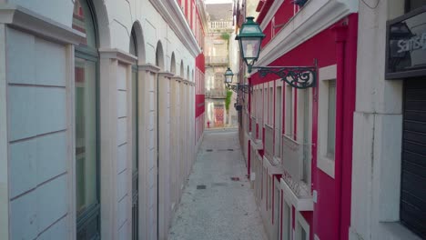 Escaleras-De-Piedra-Del-Centro-De-La-Ciudad-De-Lisboa,-Con-Lámpara-Pública-En-La-Calle-Angosta,-Tiro-De-Grúa-4k