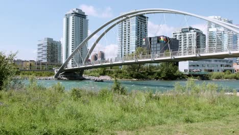 Fußgänger-Und-Radfahrer-Auf-Der-East-Village-George-King-Bridge,-Floß-Unten