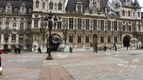 Ayuntamiento-De-París-Hôtel-De-Ville-Con-Pompas-De-Jabón-Flotantes-A-Cámara-Lenta-4k