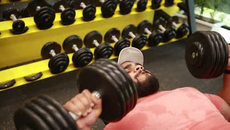 Culturista-Atlético-Muy-Poderoso,-Ejecuta-Ejercicio-Con-Pesas,-En-Un-Gimnasio-Oscuro