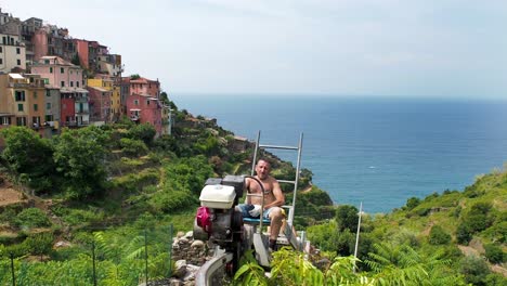 Weinberge-Mit-Meerblick-Im-Cinque-Terre-Dorf-Corniglia,-Das-Auf-Einem-Terrassierten-Hügel-Liegt