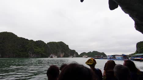 Navegando-A-Lo-Largo-De-La-Bahía-De-Ha-Long-Entre-Imponentes-Islas-De-Piedra-Caliza-En-El-Mar-Con-Cielos-Nublados