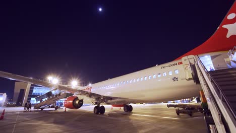 El-Avión-De-Corendon-Airlines-Aterrizó-En-El-Aeropuerto-Local-Por-La-Noche,-Esperando-A-Que-Los-Pasajeros-Embarcaran-En