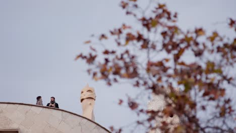 Dos-Personas-Hablando-Expresivamente-En-La-Azotea-De-La-Pedrera,-Día-Nublado-De-Invierno