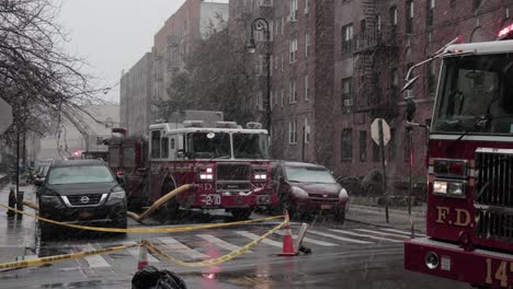 Camiones-De-Bomberos-Fdny-En-La-Intersección-Durante-La-Tormenta-De-Nieve-Que-Asistieron-Al-Accidente-De-Brooklyn---Plano-General