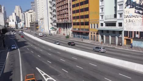 Graffiti-Gebäude-Und-Verkehr-Auf-Der-Prestes-Maia-Avenue-In-Der-Stadt-Sao-Paulo