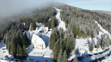 Vista-Aérea-De-Las-Pistas-De-Esquí,-Estación-De-Invierno-Trije-Kralji-En-Pohorje,-Eslovenia,-Pocas-Personas-Debido-A-Las-Restricciones-De-Covid-Pueden-Disfrutar-De-Actividades-Al-Aire-Libre