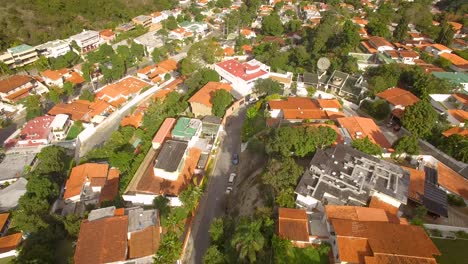 Vista-Aérea-Sobre-Un-Suburbio-De-Clase-Alta-En-Caracas,-Venezuela