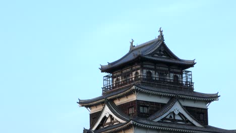 Una-Vista-Del-Castillo-De-Hiroshima-Y-El-Cielo-Azul,-En-Verano.