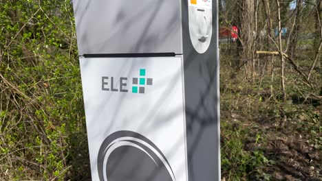 Aufnahme-Einer-Elektroladestation-Für-Plug-in-Hybrid--Oder-Elektroautos-In-Der-Natur