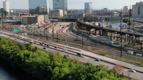 El-Tráfico-En-La-Interestatal-76-Y-Los-Ferrocarriles-Cerca-De-La-Estación-De-La-Calle-30,-Filadelfia,-Pensilvania,-EE.UU.