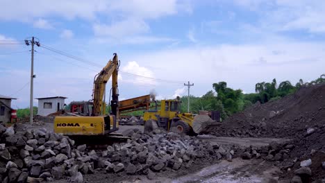 Procesamiento-De-Maquinaria-De-Salida-En-Mina-A-Cielo-Abierto-De-Arena-Y-Roca-En-Magelang,-Java