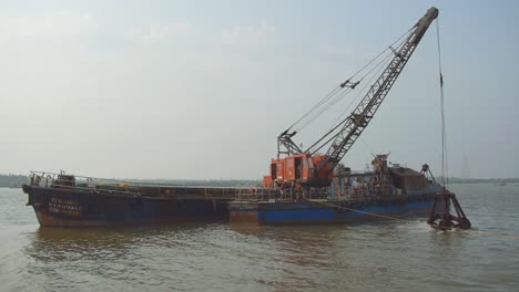 Minería-O-Limpieza-De-Océanos-O-Bahías-Con-Una-Enorme-Grúa-Que-Cava-Anclas,-Minería-De-Basura-En-El-Océano-Y-Limpieza-De-La-Bahía-Oceánica-Con-Una-Enorme-Maquinaria-De-Grúas-De-Barcos,-Concepto-Industrial-Y-Tecnológico-De-Fondo-De-Video