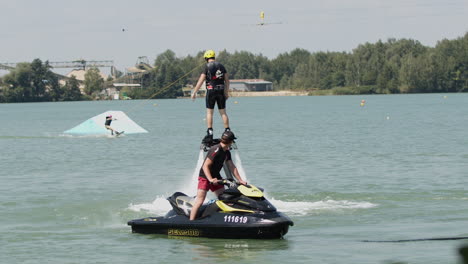 Kamerafahrt-Einer-Männlichen-Person-Mit-Helm-Beim-Flyboarden-Und-Springen-Unter-Wasser