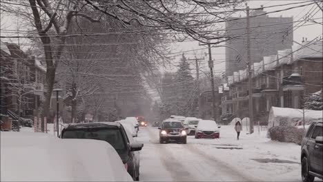 Niña-Caminando-Sola-Después-De-Una-Tormenta-De-Nieve-Invernal-Con-Autos-Estacionados-Bordeando-Una-Calle-Vacía-Y-Nevada