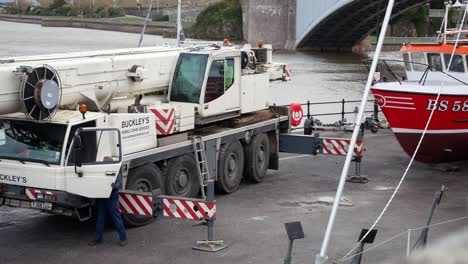 Hydraulisches-Kranfahrzeug,-Das-Ein-Fischerboot-Im-Walisischen-Hafen-Von-Conwy-Hebt