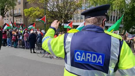 Garda-moving-on-traffic-at-a-Palestinean-protest-in-Dublin