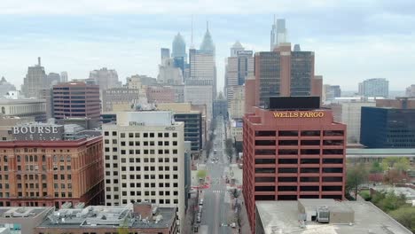 Luftaufnahme-über-Ruhigen-Straßen-Der-Stadt,-Mit-Blick-Auf-Hochhäuser,-In-Der-Innenstadt,-Philadelphia-–-Rückzug,-Drohnenaufnahme-–-Covid-19