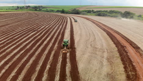 Traktor-Pflügt-Das-Land-Und-Bereitet-Den-Boden-Zum-Pflanzen-Vor