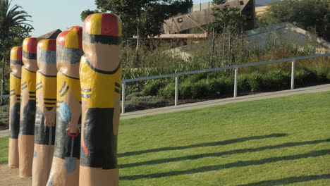 Parte-Trasera-De-La-Icónica-Obra-De-Arte-De-Los-Bolardos-De-Baywalk-De-Geelong,-Australia