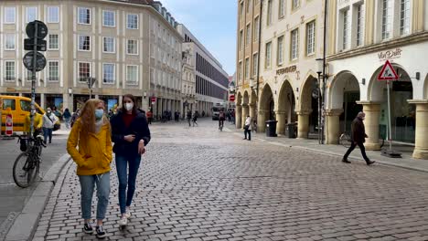 Alle-Menschen-Im-Stadtzentrum-Tragen-Während-Der-Covid-19-Pandemie-Auf-Dem-Planeten-Eine-Gesichtsmaske-Zum-Schutz-Vor-Coronaviren