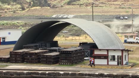 Trabajadores-Del-Canal-De-Panamá-Y-Edificios-De-Instalaciones-En-Las-Esclusas-De-Pedro-Miguel