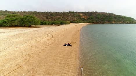 Vista-Aérea-De-Sombrillas,-Palmeras-En-La-Playa-De-Arena-Del-Océano-índico-Al-Atardecer