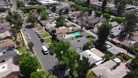 FedEx-van-delivering-goods-to-Los-Angeles-city-suburb,-modern-concept,-4K-aerial